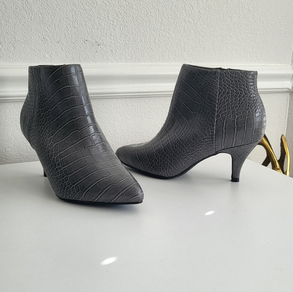 Shoes - Gray Pebbled Kitten Heel Ankle Boots - Size 6
